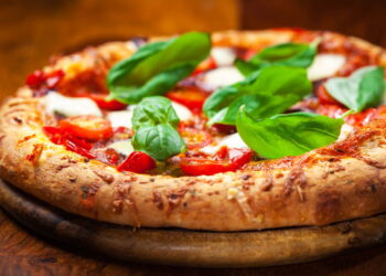 Receita de pizza cremosa e crocante sem glúten e lactose para qualquer momento do seu dia!