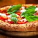 Receita de pizza cremosa e crocante sem glúten e lactose para qualquer momento do seu dia!