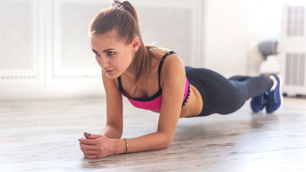 5 exercícios poderosos para treinar o corpo todo sem sair de casa