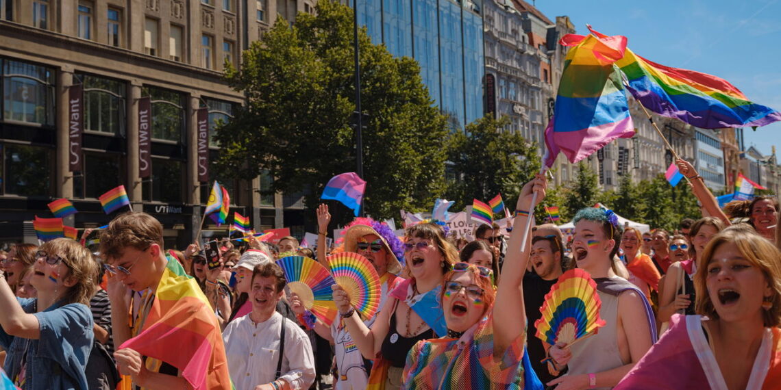Maquiagem representativa para celebrar o orgulho LGBTQIA+