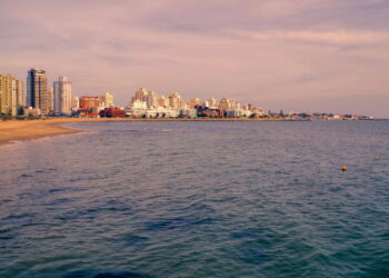 Essa cidade muda completamente fora da temporada e surpreende turistas