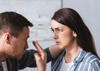 As frases comuns usadas em relacionamentos abusivos segundo a psicologia