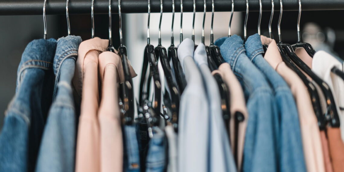 Truques para transformar guarda-roupa pequeno em espaço funcional