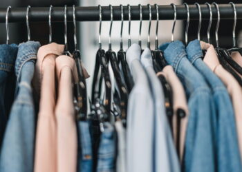 Truques para transformar guarda-roupa pequeno em espaço funcional