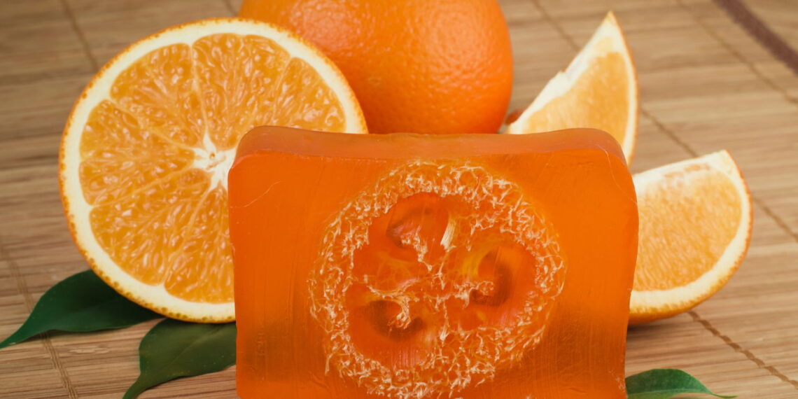 Receita caseira de sabão com casca de laranja que limpa e perfuma