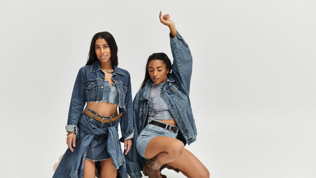 A saia jeans mais versátil de 2025 está dominando os looks femininos