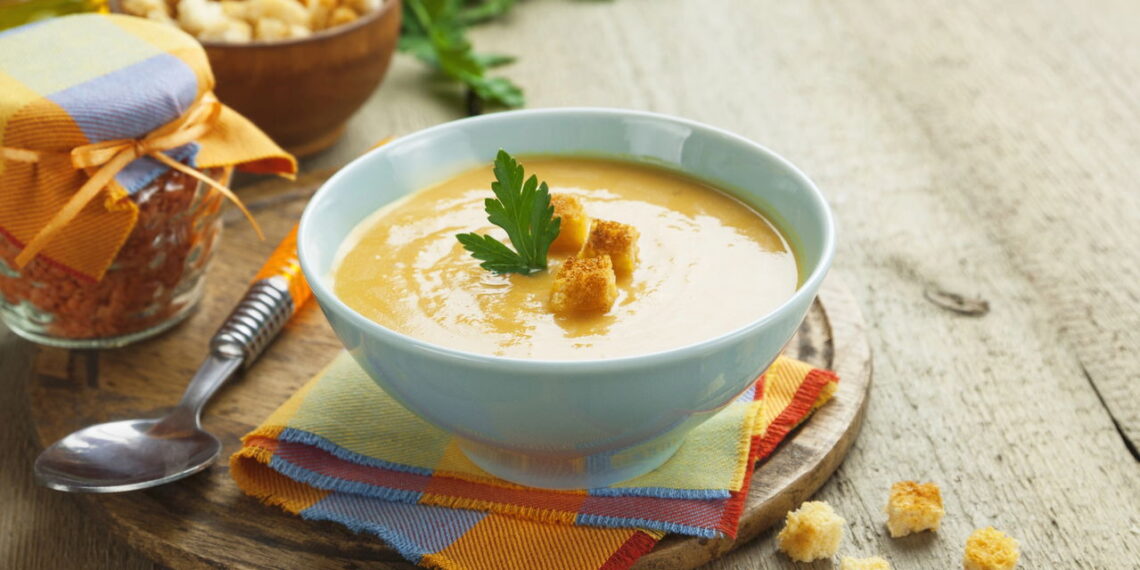 O caldo quente que virou sensação entre os mais saudáveis