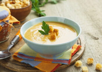 O caldo quente que virou sensação entre os mais saudáveis
