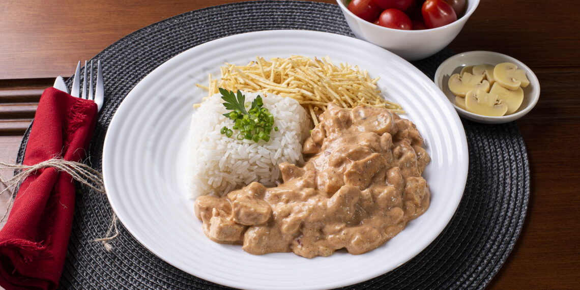 Receita de strogonoff de frango cremoso que vai apaixonar o paladar de todos