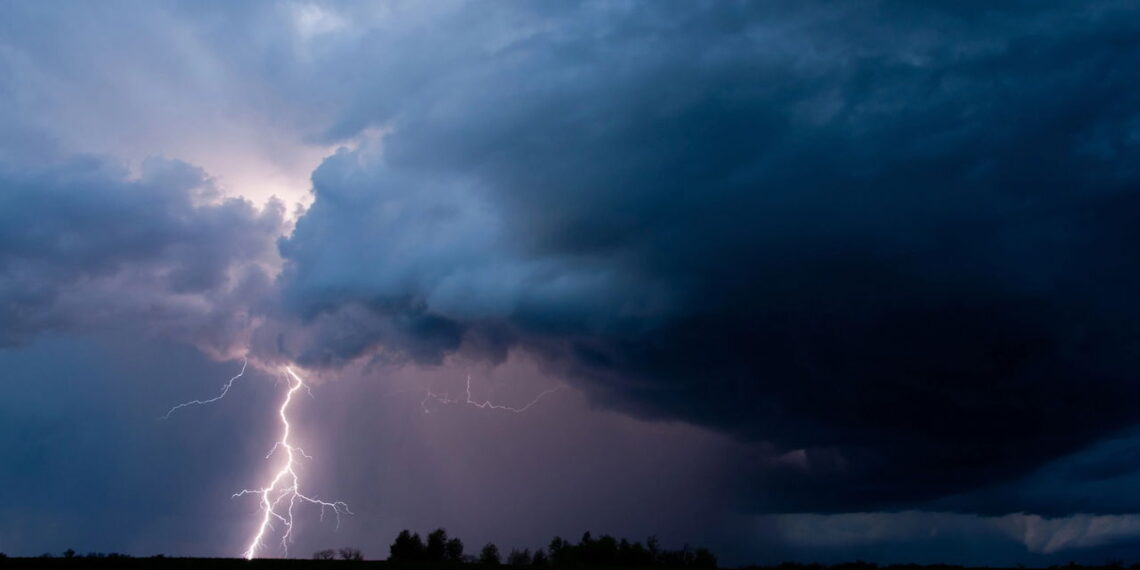 O verdadeiro significado de sonhar com tempestade segundo especialistas