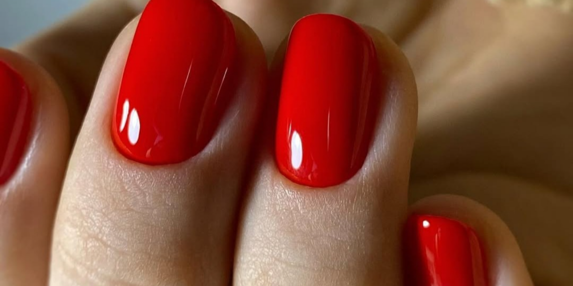 O esmalte queridinho do momento tem um toque misterioso e chique