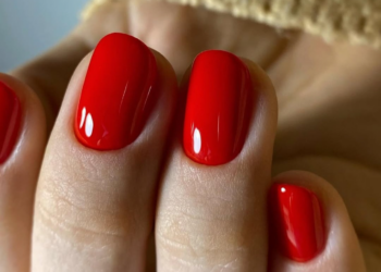 O esmalte queridinho do momento tem um toque misterioso e chique