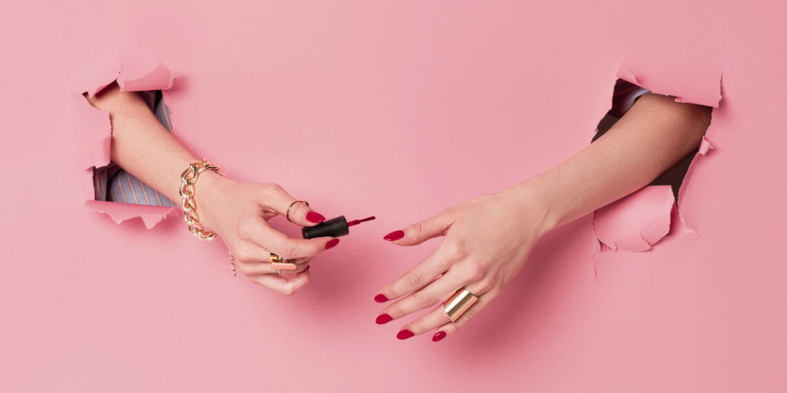 O poder do esmalte vermelho que está dominando as redes sociais