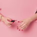 O poder do esmalte vermelho que está dominando as redes sociais