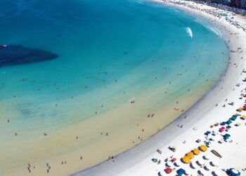 Cidade interior do RJ ganha fama por suas praias de águas cristalinas e areia branca