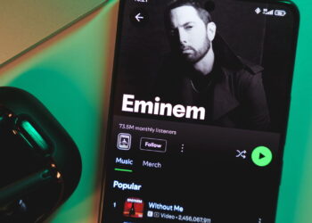 Ele já foi cozinheiro para ajudar a mãe mas hoje se tornou uma lenda do Hip-Hop