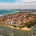 Cidade agrada os visitantes por suas praias de areia branca e águas cristalinas!