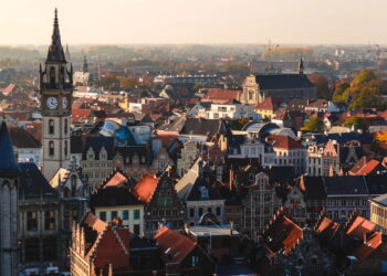 Cidade belga com atmosfera vibrante ainda encanta pelo patrimônio histórico