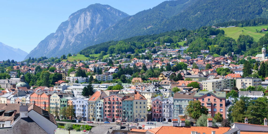 Cidade encanta quem a visita por suas montanhas gigantes e majestosas