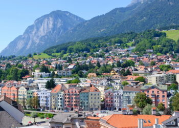 Cidade cercada por montanhas deslumbrantes ainda é rica em cultura medieval!