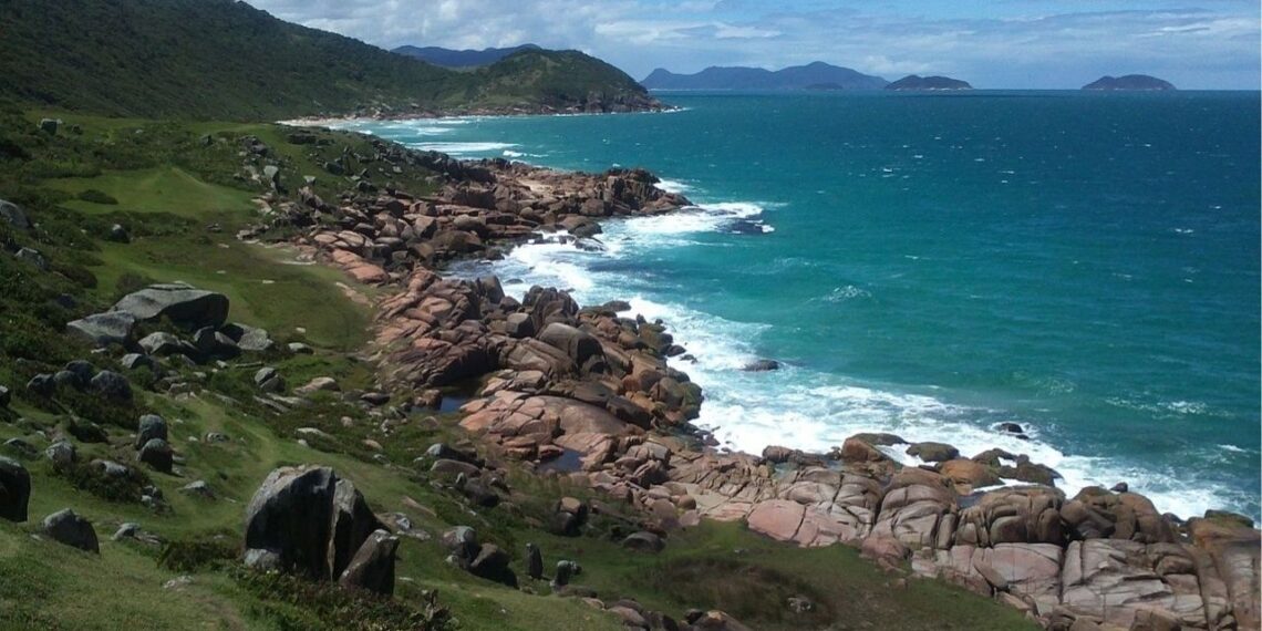 Praias tranquilas e trilhas incríveis esperam por você nesse destino
