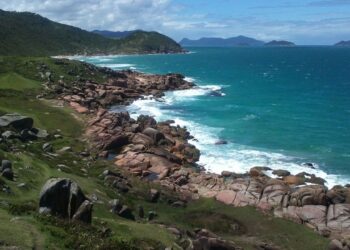 Praias tranquilas e trilhas incríveis esperam por você nesse destino