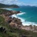 Praias tranquilas e trilhas incríveis esperam por você nesse destino