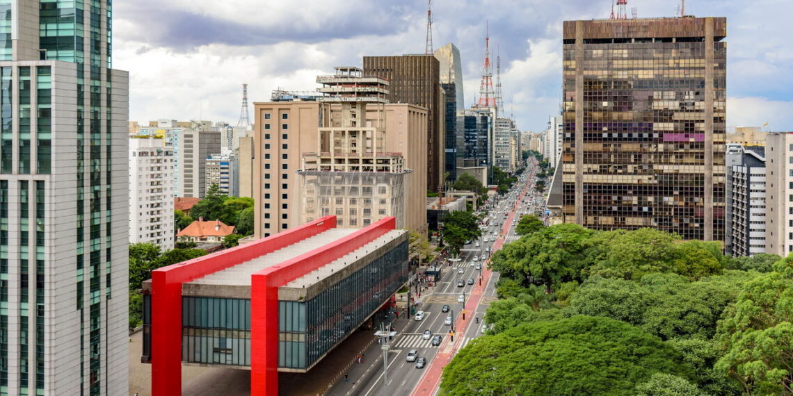 Metrópole brasileira atrai olhares globais e se firma como um grande destino turístico