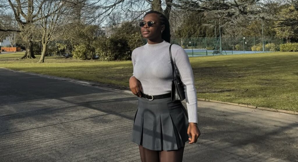 Essas combinações com minissaia vão transformar seu look no frio