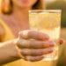 O que acontece no corpo de quem bebe água com limão todos os dias
