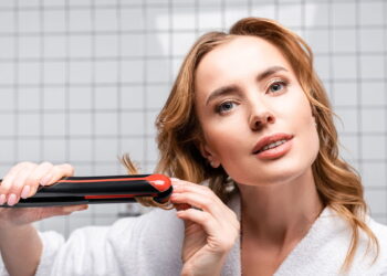 3 penteados com chapinha que deixam qualquer cabelo mais bonito