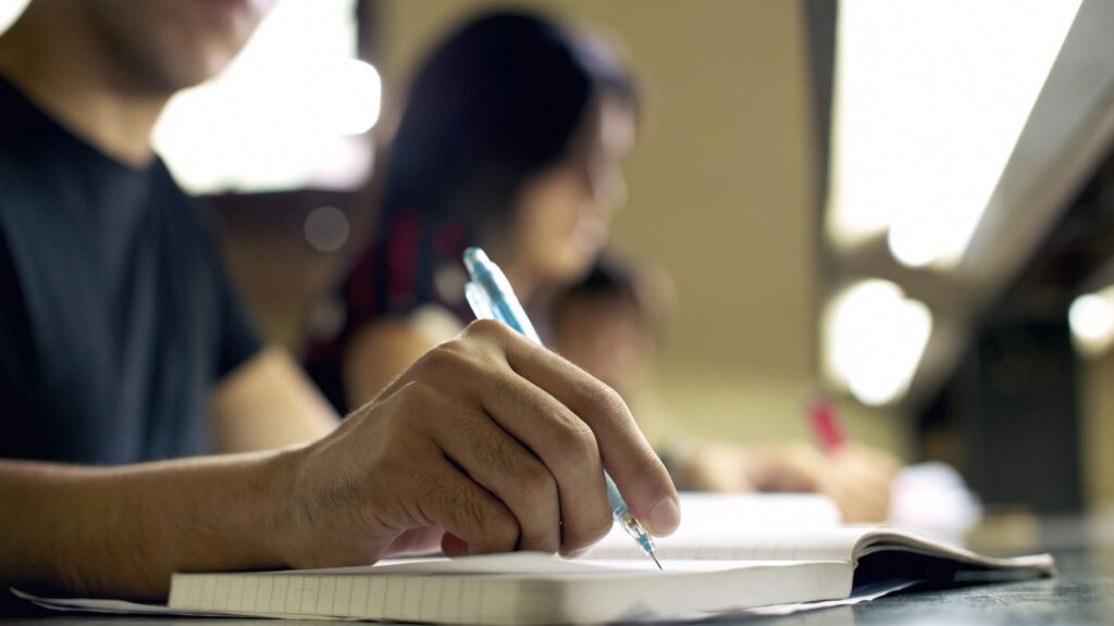 Estudante joga capelo sozinha em formatura que comoveu o Brasil
