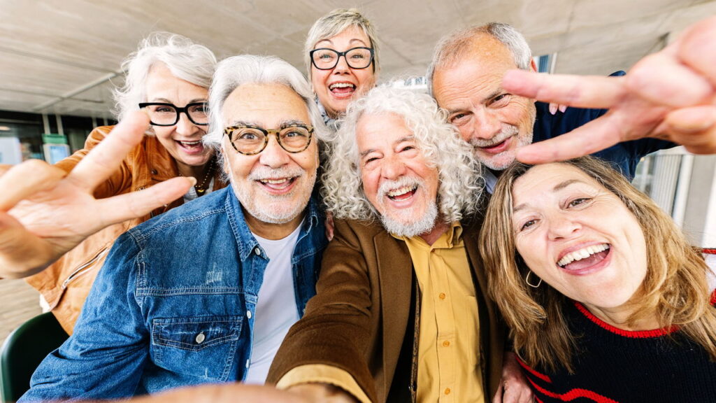 Boomers preferem menus físicos e explicações detalhadas, enquanto jovens priorizam agilidade e tecnologia