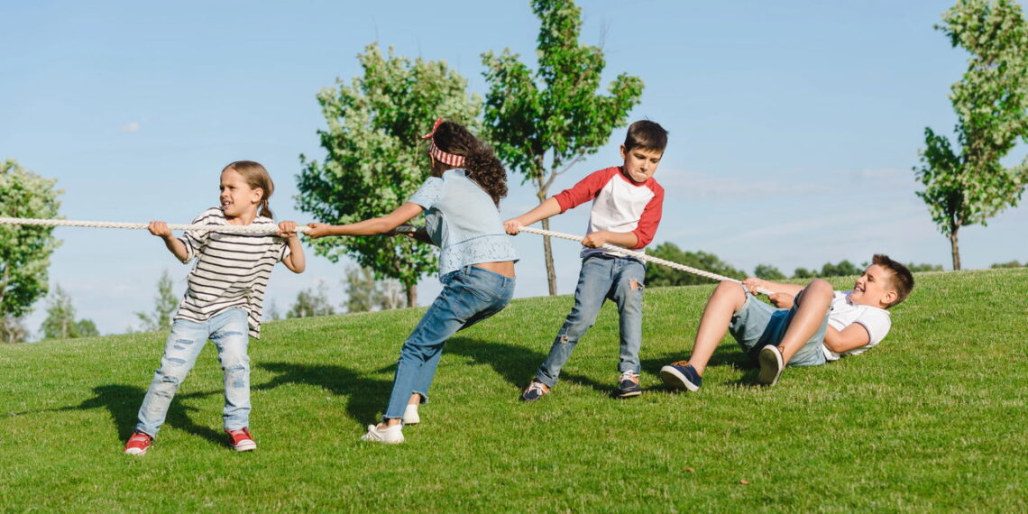 6 exercícios para se movimentar e também brincar com as crianças