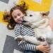 O que significa quando seu cachorro ocupa seu travesseiro para dormir segundo um veterinário