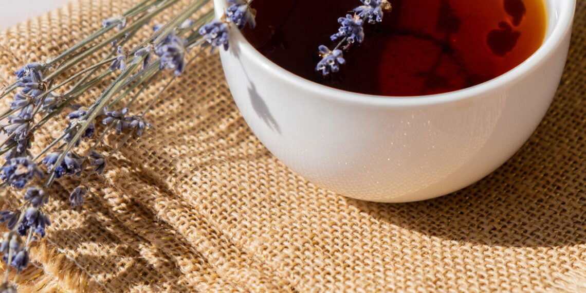 Os melhores chás naturais para dormir melhor em poucos minutos
