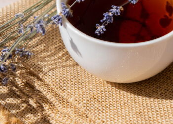 Os melhores chás naturais para dormir melhor em poucos minutos