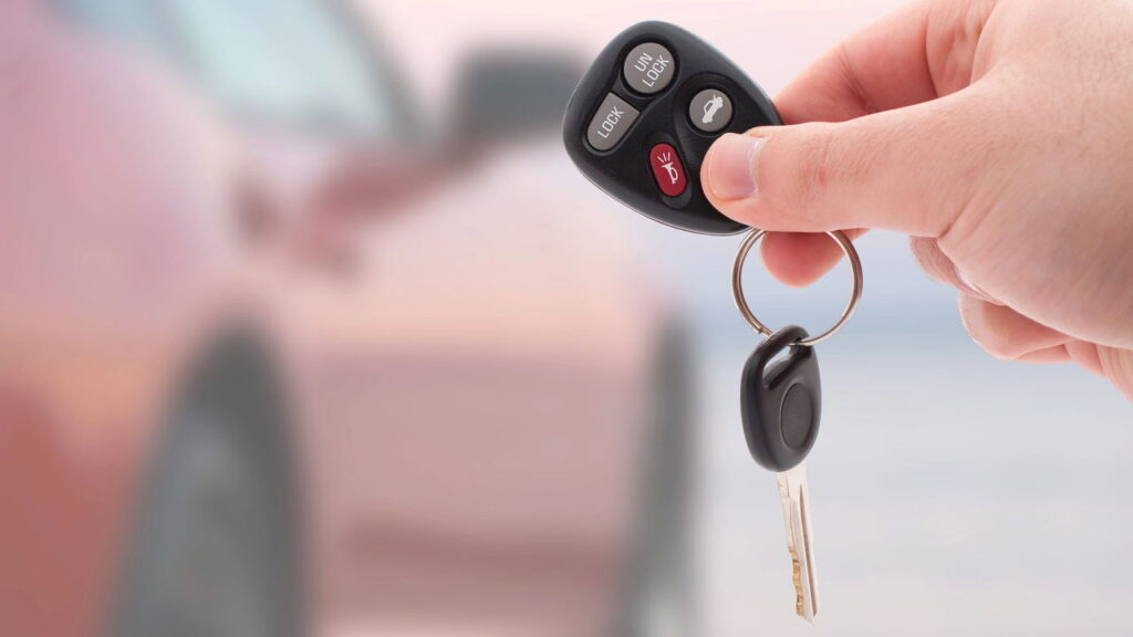 Homem de 27 anos aprendeu uma lição cara: deixou o carro ligado e foi às compras