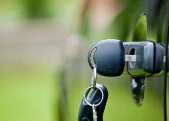 Homem de 27 anos aprendeu uma lição cara: deixou o carro ligado e foi às compras