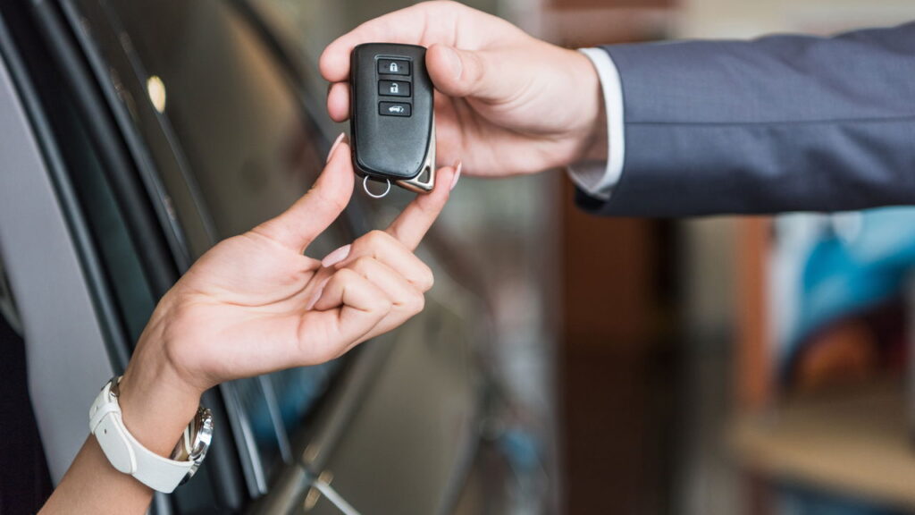 Homem de 27 anos aprendeu uma lição cara: deixou o carro ligado e foi às compras