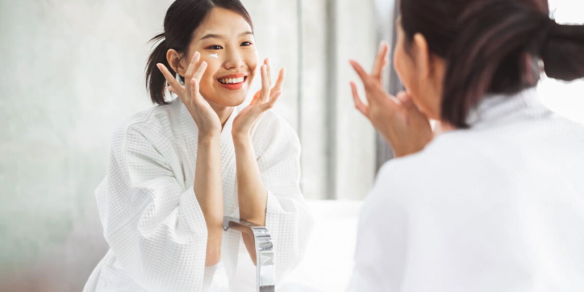 Rotina de skincare coreano pode ser o segredo para uma pele mais jovem e firme