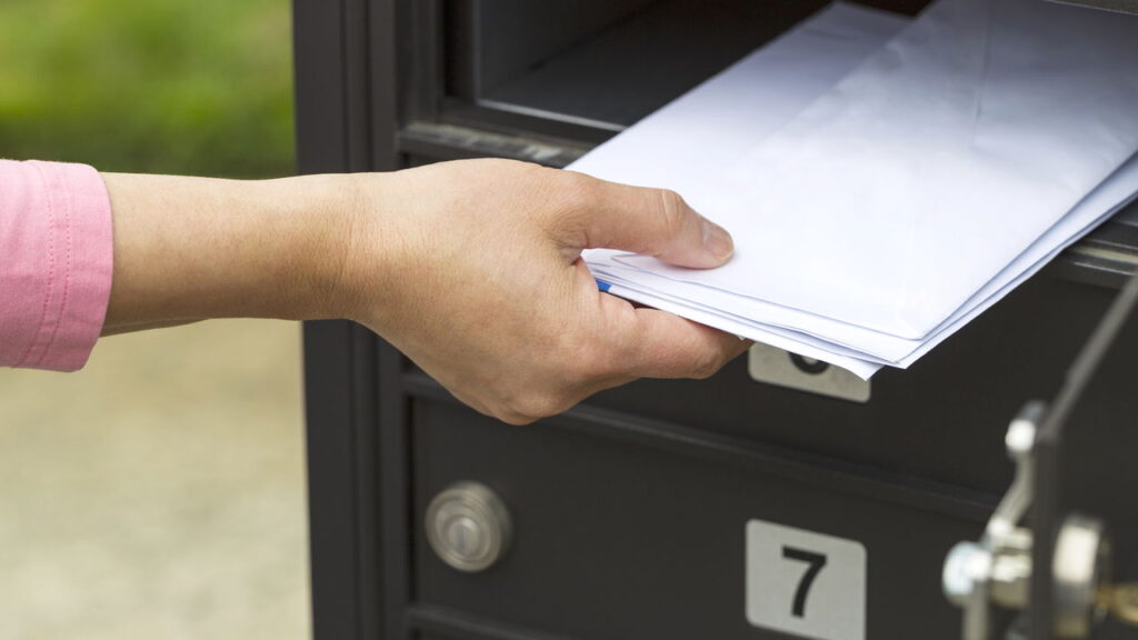 Um cartão postal entregue com 121 anos de atraso levou esse homem à sua família há muito tempo perdida
