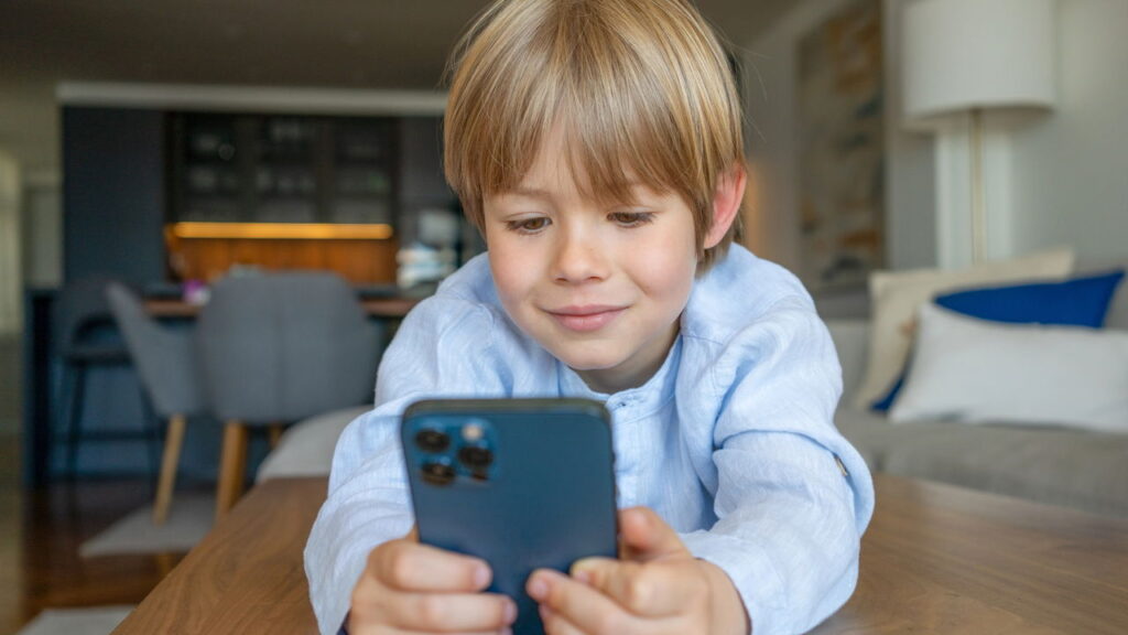 Não dê smartphones a crianças menores de 13 anos, diz nova pesquisa