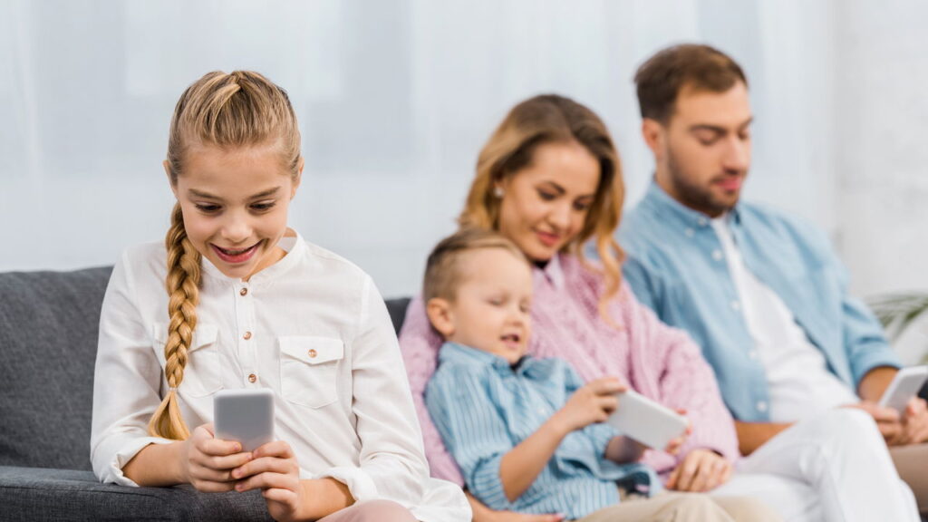 Correlação entre uso precoce de smartphones e aumento de riscos emocionais na vida adulta jovem