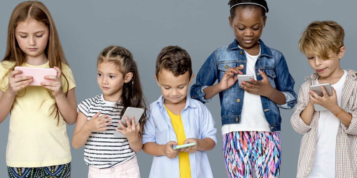 Exposição infantil a redes sociais associada a cyberbullying, distúrbios do sono e conflitos familiares
