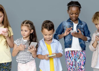 Exposição infantil a redes sociais associada a cyberbullying, distúrbios do sono e conflitos familiares