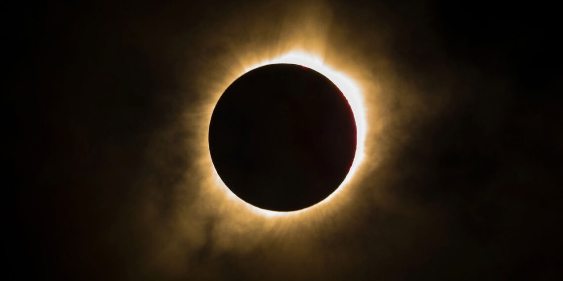 Eclipse solar total mais longo do século com duração de 6 minutos e 22 segundos