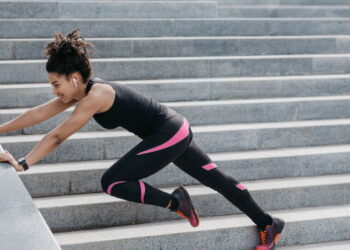 4 exercícios com escada mais eficiente para ganhar fôlego e força