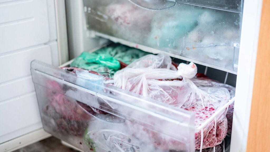Garrafas de água congeladas ajudam a prolongar a refrigeração.