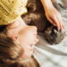 O que significa quando seu gato te acorda de madrugada, segundo especialistas
